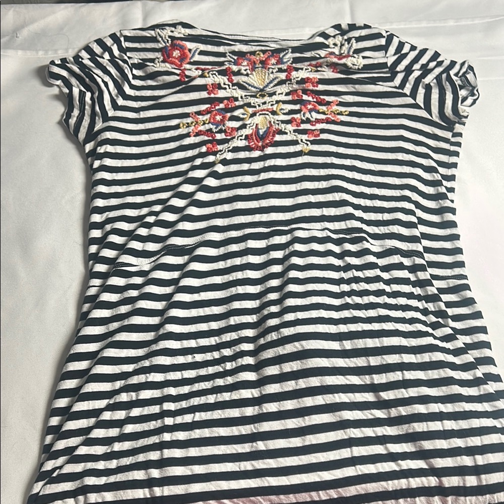 Black and White Cap Sleeve Graphic Tee